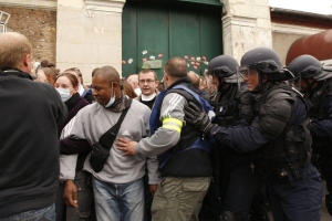 Množí se konflikty s pořádkovou policií.